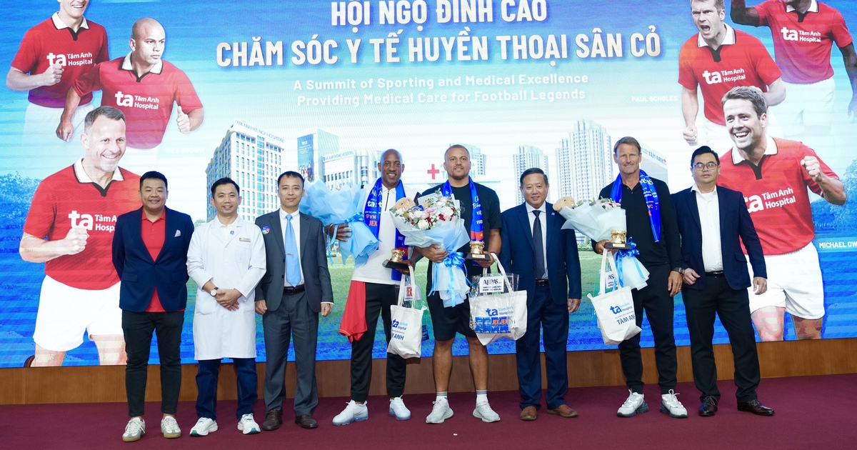Teddy Sheringham và các huyền thoại ‘Man đỏ’ tạo ấn tượng mạnh tại Bệnh viện đa khoa Tâm Anh