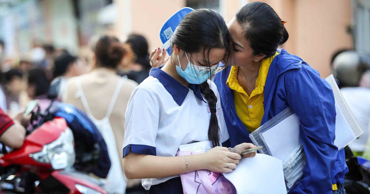 'Hai khuôn mặt' cảm xúc của cha mẹ khi con thi tốt nghiệp