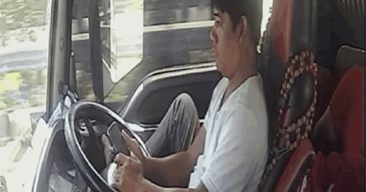 Vừa lái xe đầu kéo trên cao tốc vừa lướt TikTok