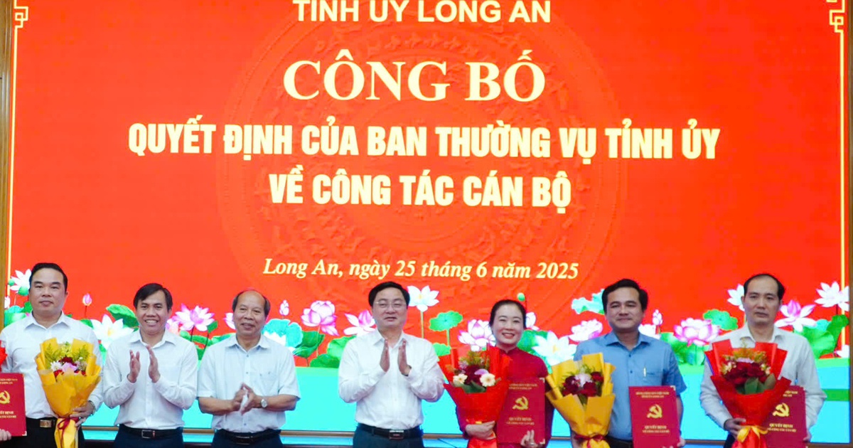 Long An: Công bố nhiều quyết định về công tác cán bộ