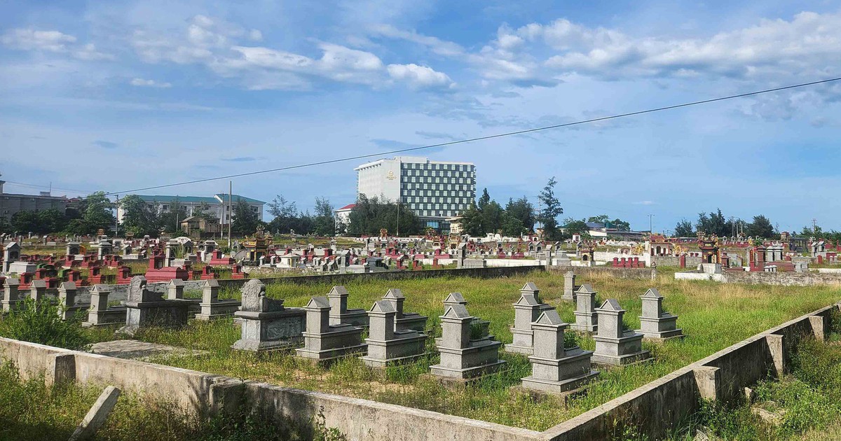 Những ngôi mộ tạm sát khu dân cư