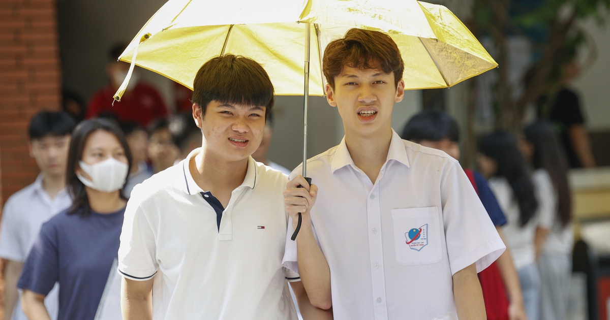 Thí sinh Hà Nội đội nắng đi làm thủ tục thi tốt nghiệp THPT