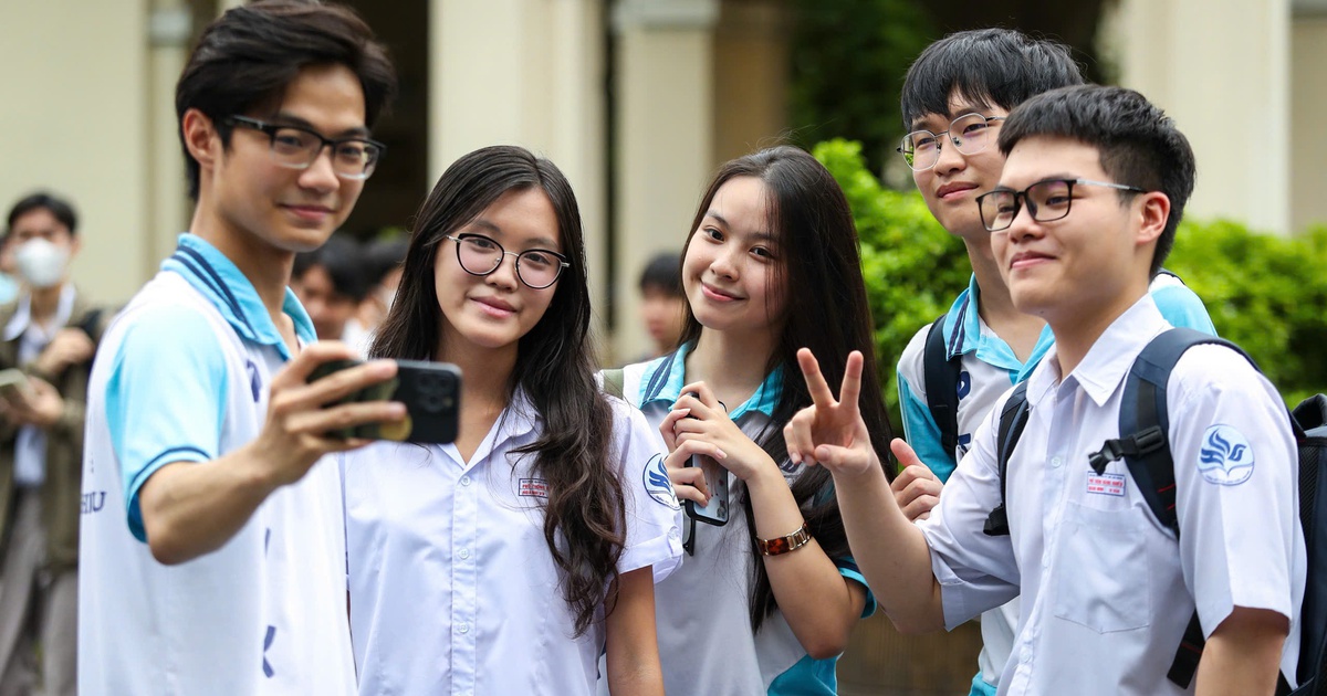 Sáng nay, thí sinh thi tốt nghiệp THPT 2025 theo chương trình mới