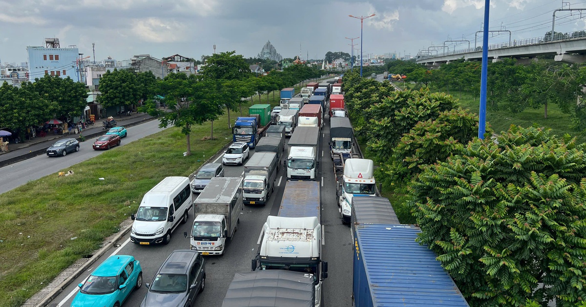 Ùn ứ tại cửa ngõ TP.HCM, dòng phương tiện 'chôn chân' nhiều giờ