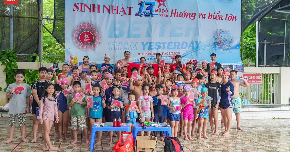 Hàng trăm gia đình cùng bơi để đóng góp thắp sáng bản làng