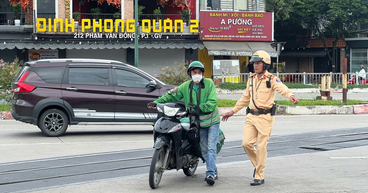 CSGT TP.HCM xử lý nhiều tài xế băng ngang đường ray xe lửa