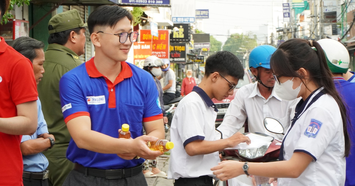 Chàng trai từng là lính kỵ binh gây ấn tượng khi tiếp sức mùa thi
