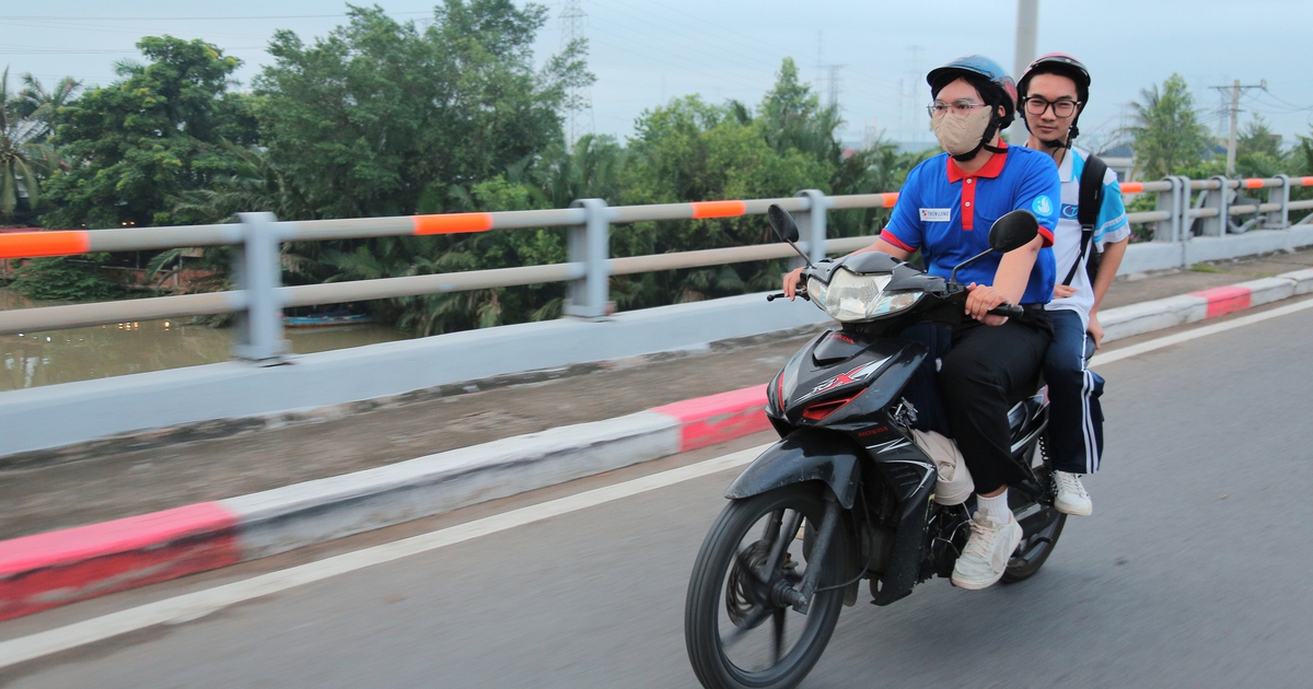 Từ 4 giờ 30 sáng di chuyển 25km đến nhà đưa thí sinh khó khăn đi thi