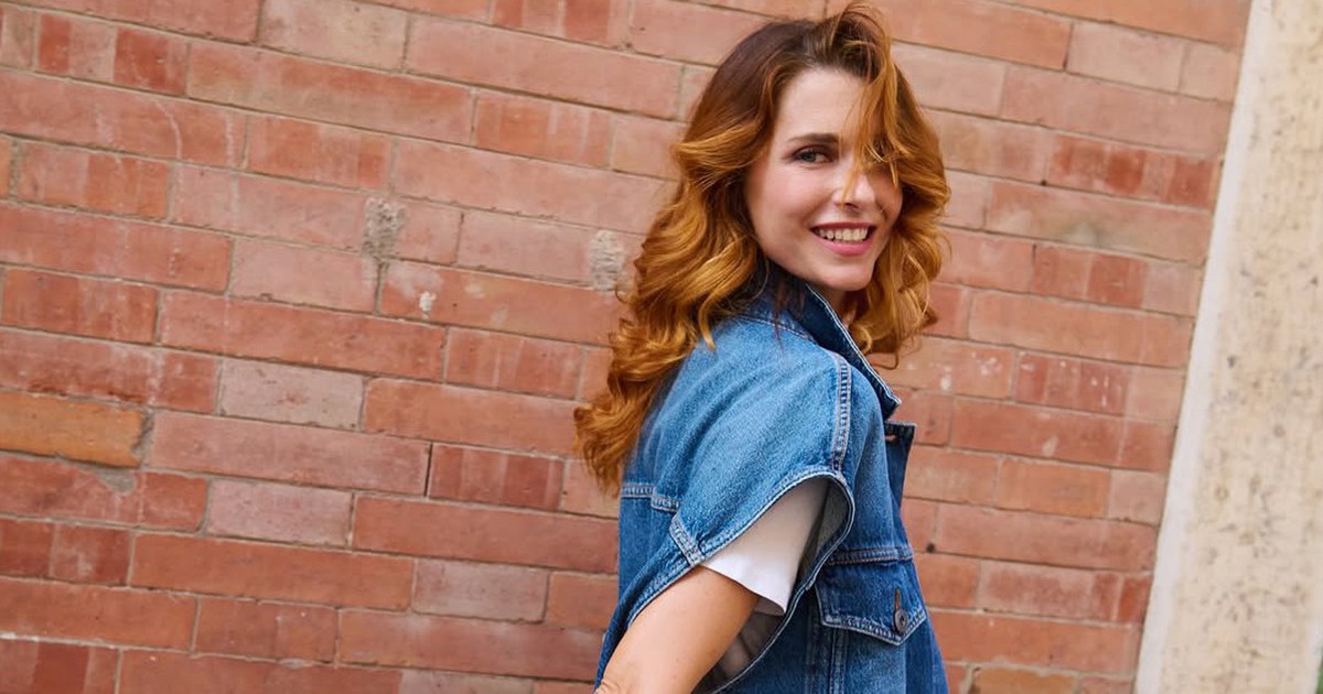Quần jeans xanh nên diện cùng những mẫu áo trẻ trung này