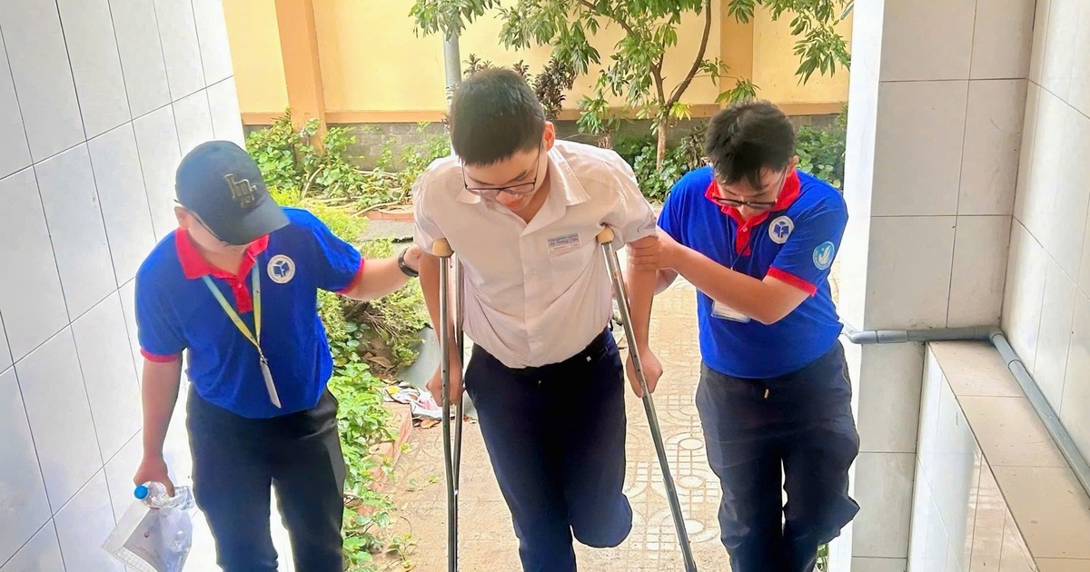 Thí sinh bị gãy chân, di chuyển bằng nạng được tình nguyện viên tận tình hỗ trợ