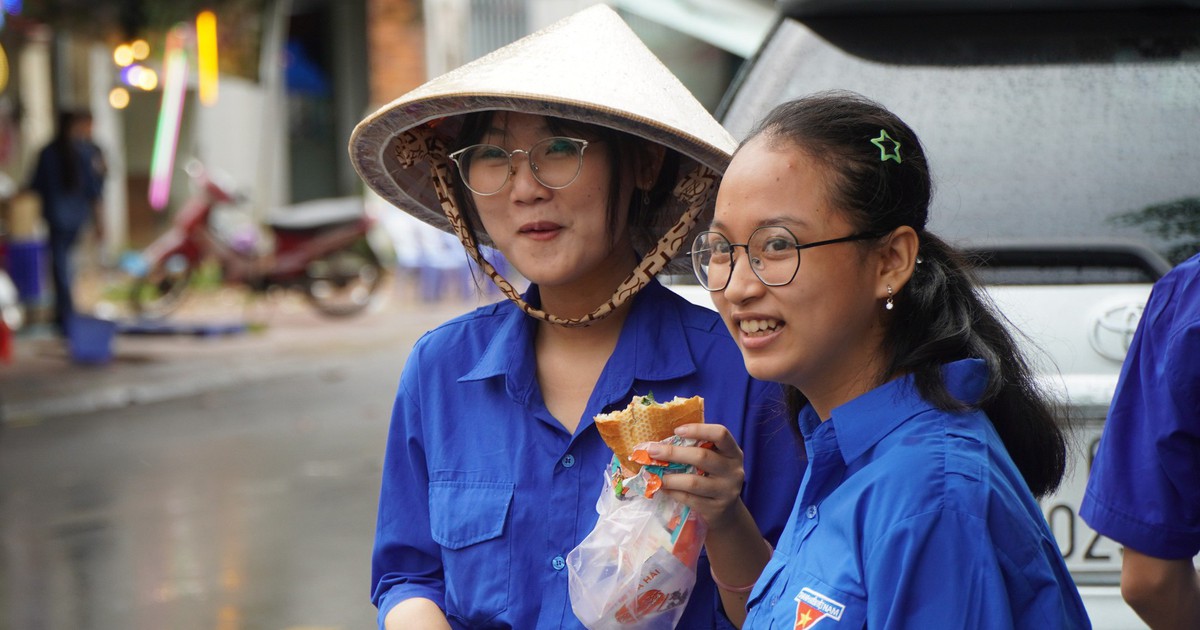 Tình nguyện viên tranh thủ 'gặm bánh mì', túc trực tiếp sức thí sinh