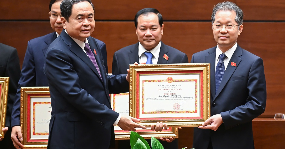 Tặng bằng khen cho các trưởng, phó đoàn đại biểu Quốc hội