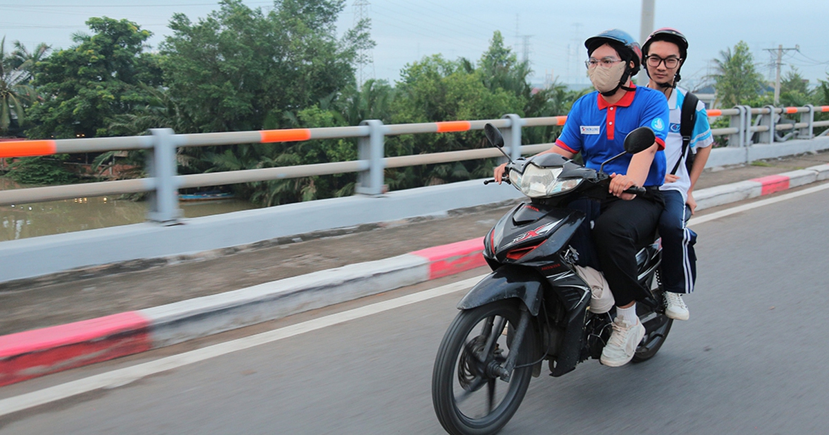 Những câu chuyện đẹp ngày đầu tiếp sức thí sinh