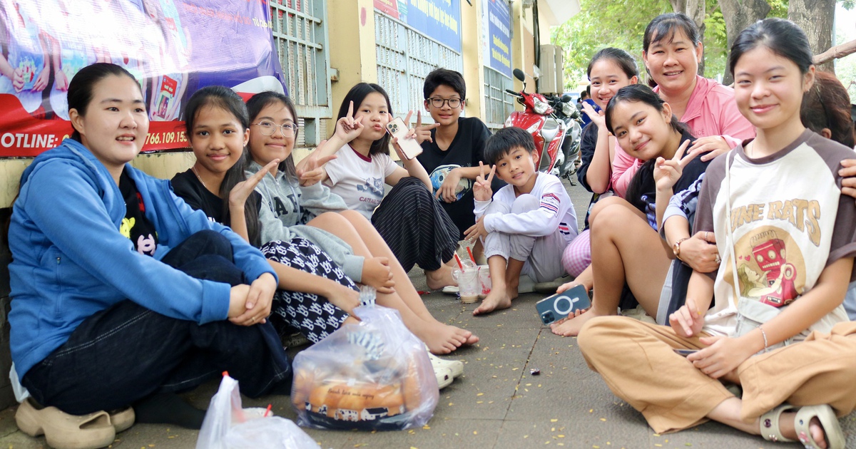 'Đại gia đình' hơn 10 người đi cổ vũ thí sinh thi tốt nghiệp THPT