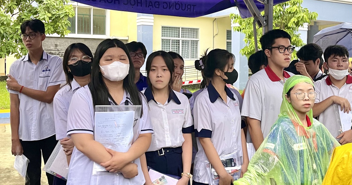 Thi tốt nghiệp THPT 2025: Thí sinh đội mưa về, buồn rượi vì đề toán khó