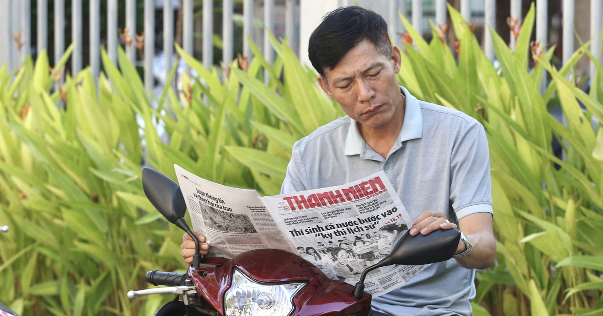 Phụ huynh 'đứng ngồi không yên' ở vỉa hè chờ con thi tốt nghiệp THPT