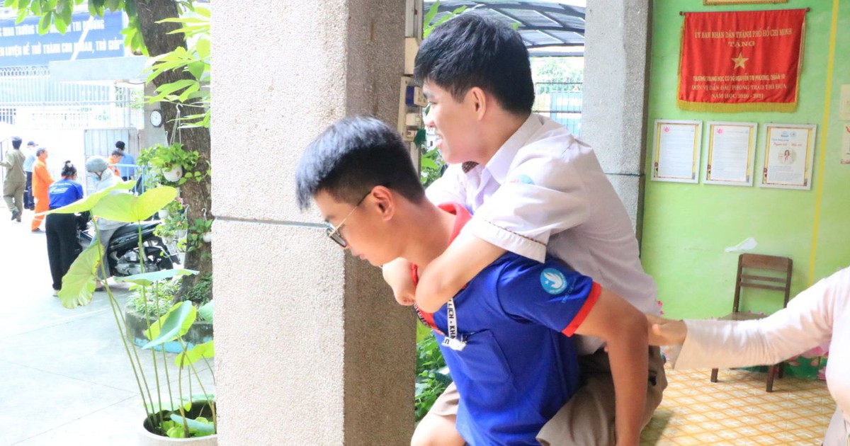 Tình nguyện viên cõng thí sinh mất tay, chân đi thi tốt nghiệp THPT 2025