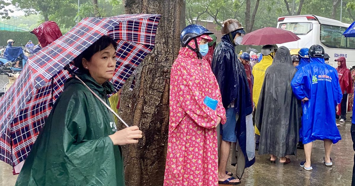 Xúc động hình ảnh nhiều phụ huynh đứng dưới trời mưa lớn hàng giờ đồng hồ đợi con
