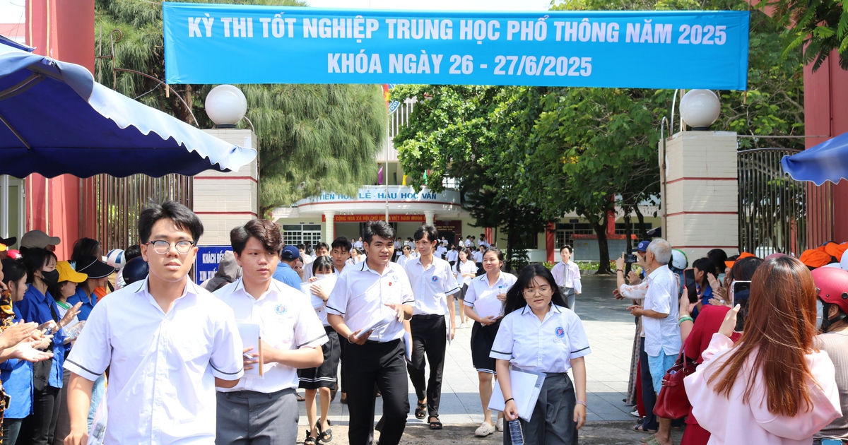 Thi tốt nghiệp THPT 2025: Thí sinh Phú Yên bật khóc khi đọc đề ngữ văn