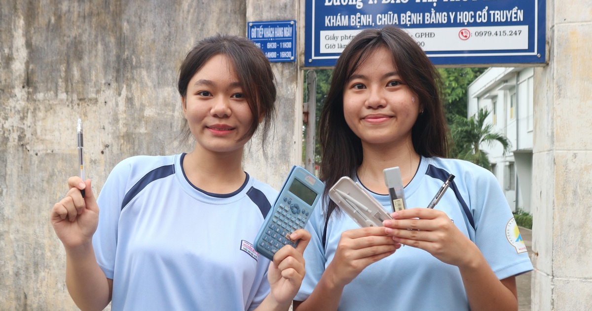 Học sinh mang máy tính, bút viết, compa… đến điểm thi tiếp sức 'đàn anh'