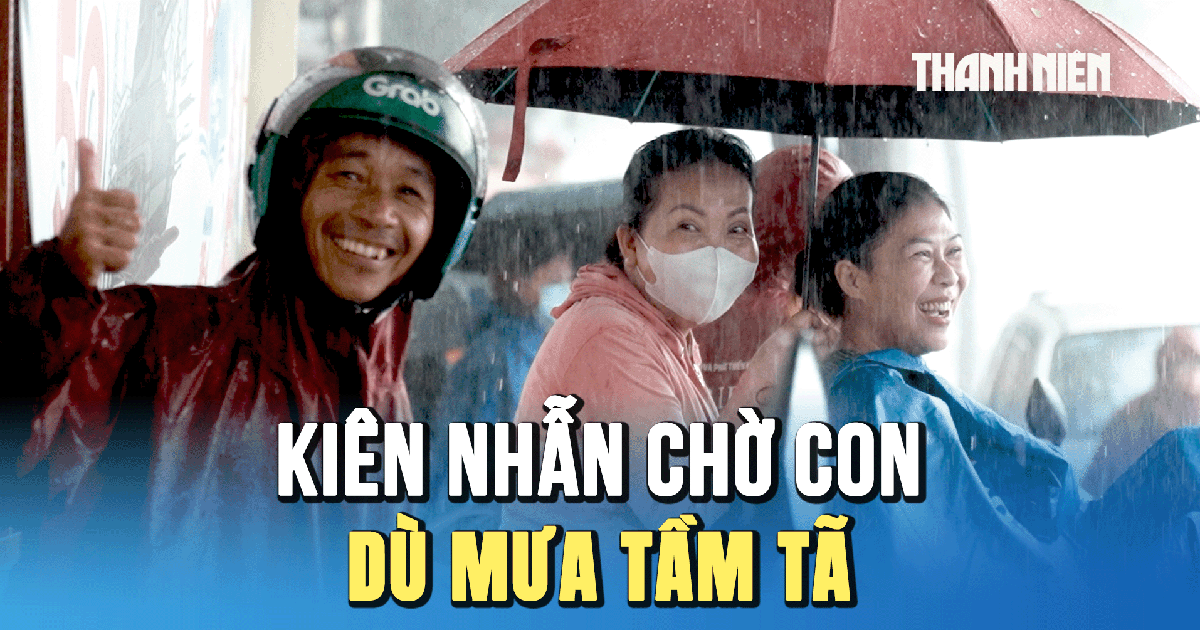 Thi tốt nghiệp THPT môn toán: Kiên nhẫn chờ con dù mưa tầm tã