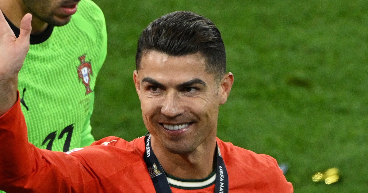 Tiết lộ mức lương khủng của Ronaldo khi ở lại Al Nassr, bỏ xa Messi