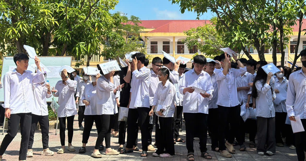 Nữ thí sinh ngất xỉu giữa sân trường sau giờ thi ngữ văn
