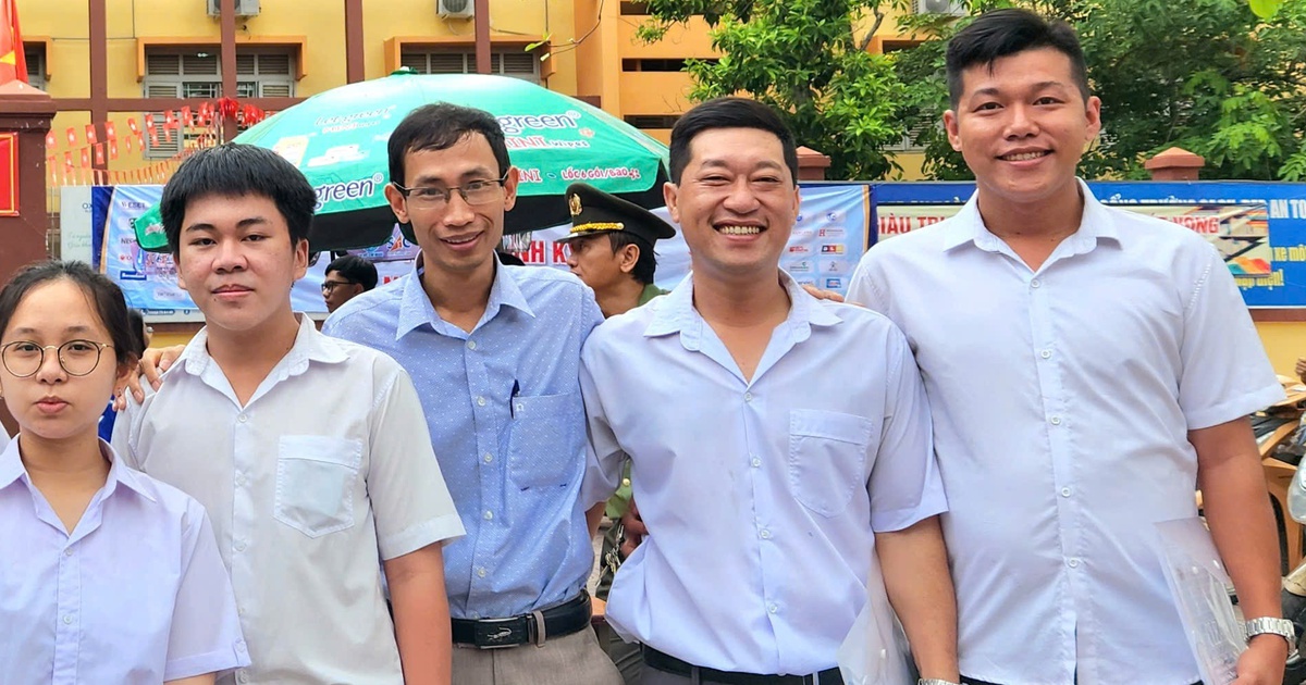 Thí sinh 40 tuổi thi tốt nghiệp THPT: 'Tôi muốn con nhìn vào để cố gắng'