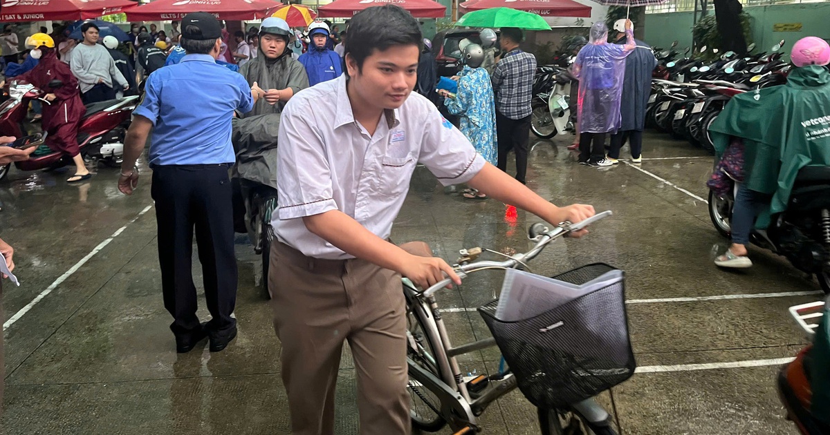 Nam sinh đi thi bằng xe đạp và giấc mơ về tỉnh Bạc Liêu học đại học