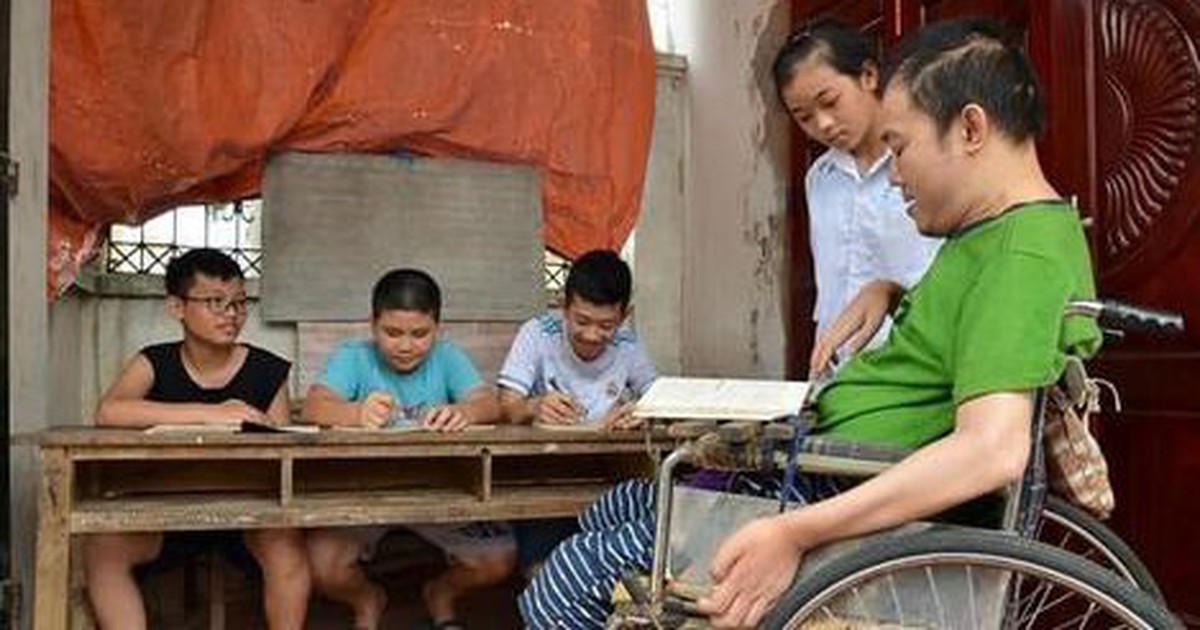 Người thầy trên chiếc xe lăn