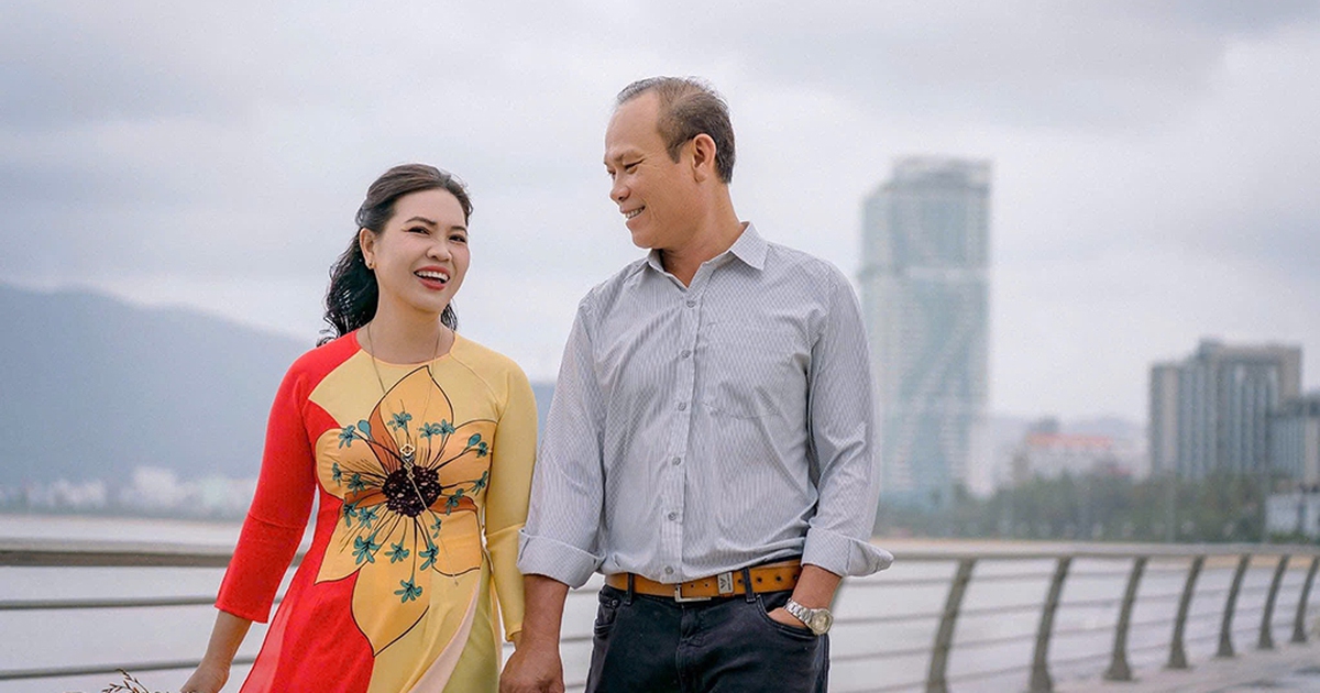 Những clip triệu view của chàng trai kể chuyện cha mẹ bán cháo bình dân