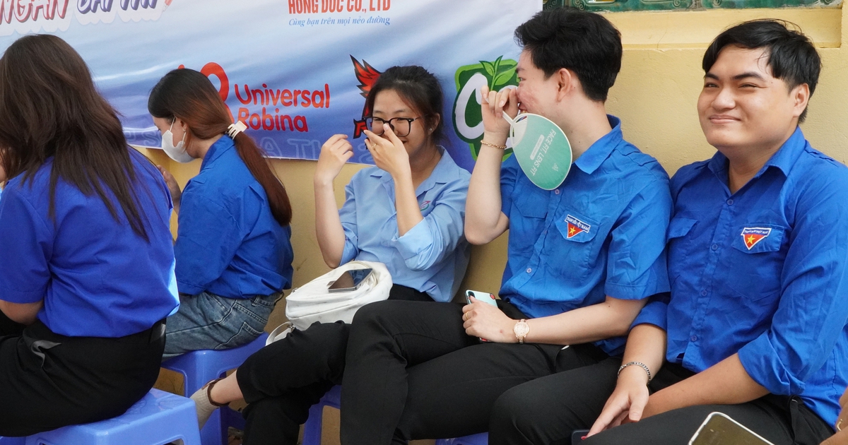 Khi thí sinh làm bài, đội tiếp sức mùa thi làm gì?