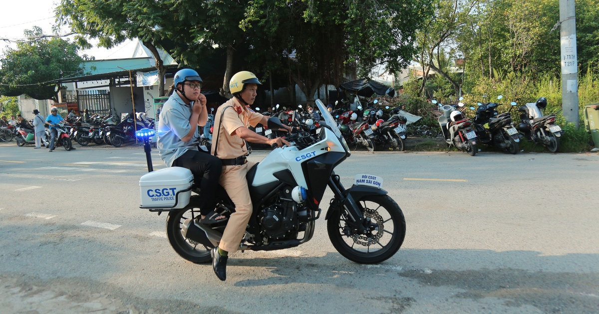 Giáo viên nhờ công an hỗ trợ đưa thí sinh đến phòng thi
