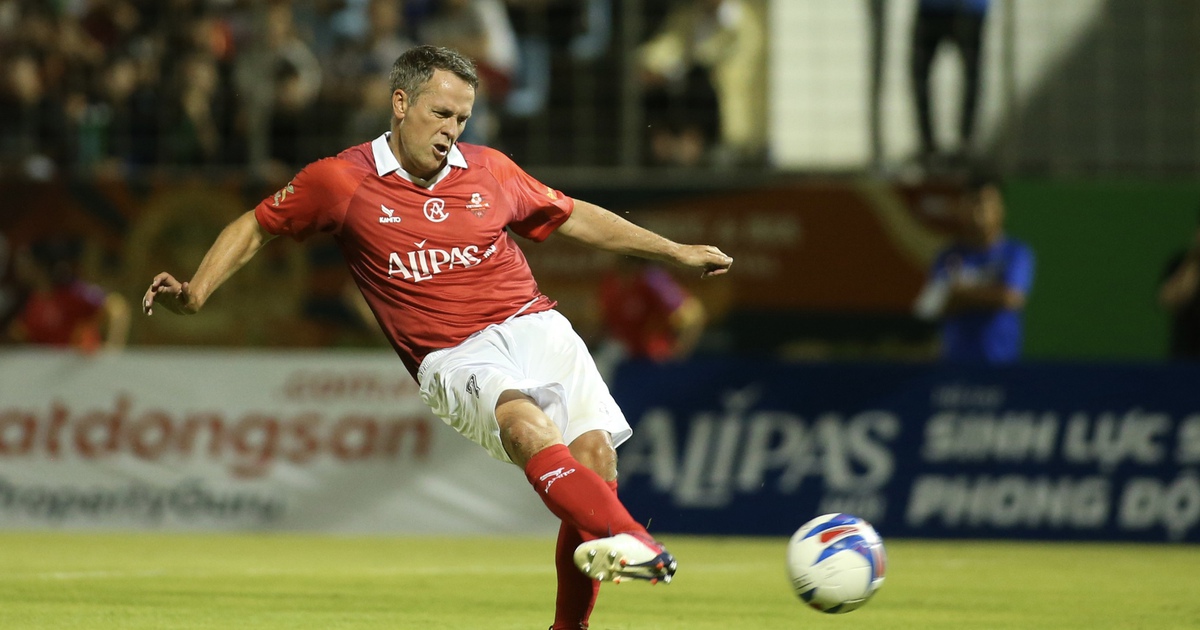 Michael Owen, Lê Huỳnh Đức cùng tỏa sáng trong ngày huyền thoại M.U giành chiến thắng ở Đà Nẵng
