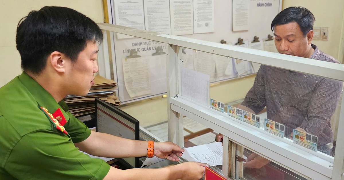 Công an tận tụy hỗ trợ người dân làm thủ tục hành chính