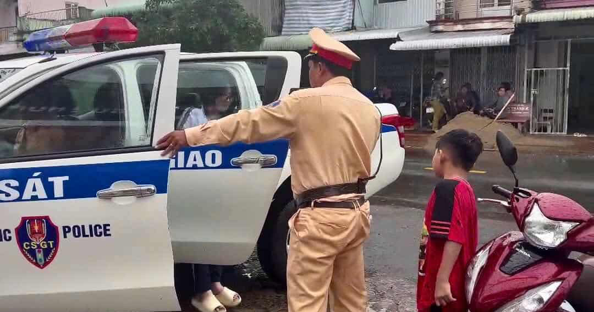 Thi tốt nghiệp THPT 2025: CSGT Cà Mau và những chuyến xe 'phút 89'