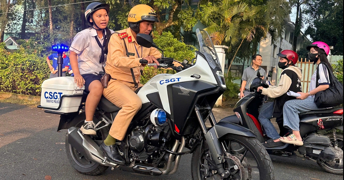 Thi tốt nghiệp THPT: Quên CCCD, thí sinh được CSGT TP.HCM tức tốc chở về lấy