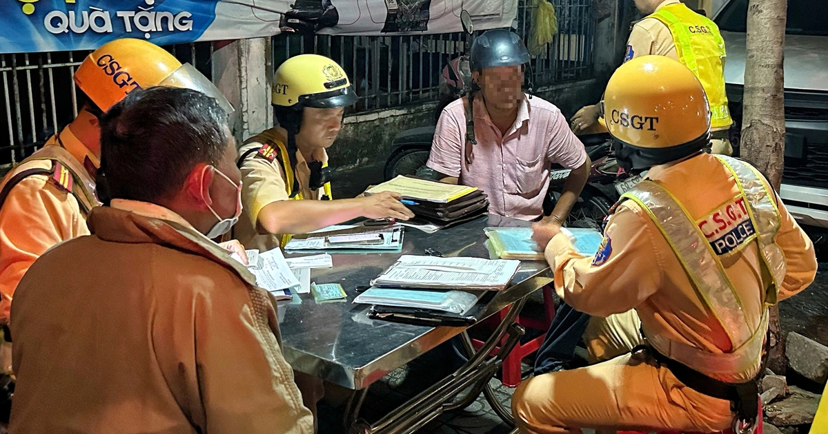 Bị CSGT TP.HCM phạt nồng độ cồn, người đàn ông bất hợp tác: 'Anh đừng hỏi nữa!'