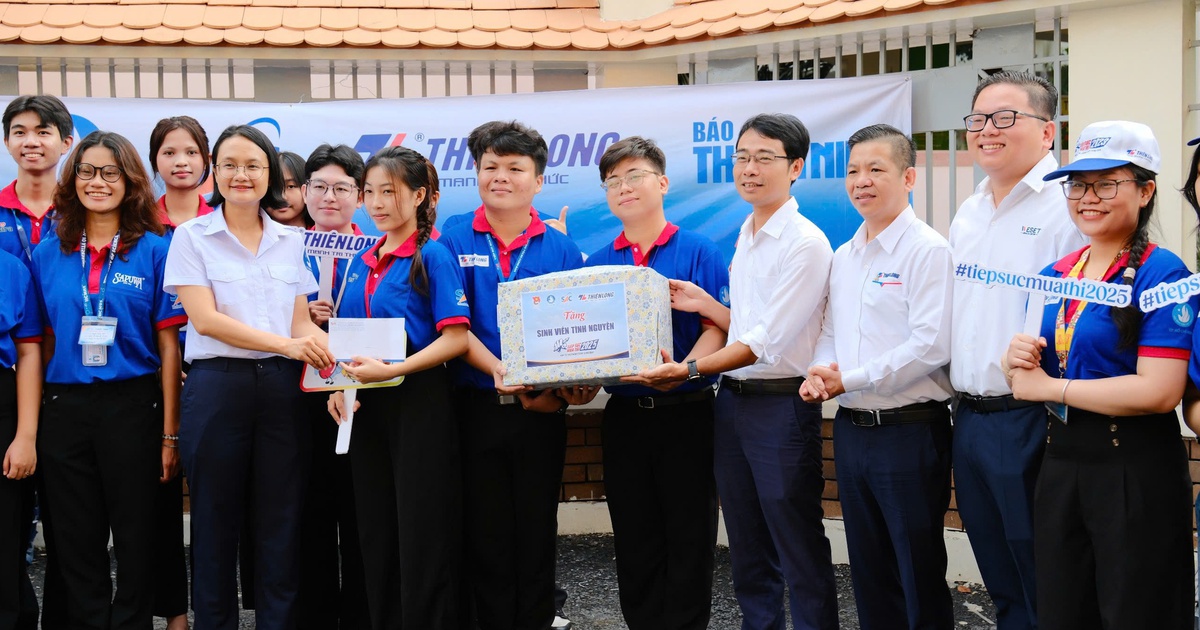 Đoàn công tác thăm tình nguyện viên Chương trình Tiếp sức mùa thi