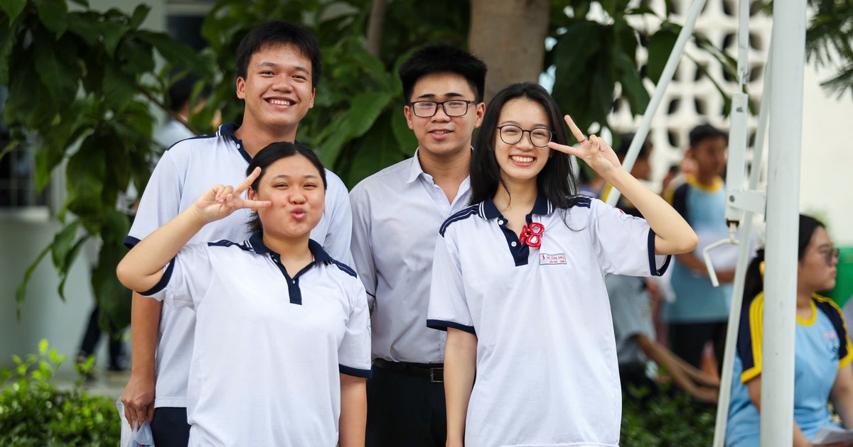 Thi tốt nghiệp THPT 2025: Xem gợi ý giải đề thi môn tiếng Anh tại đây