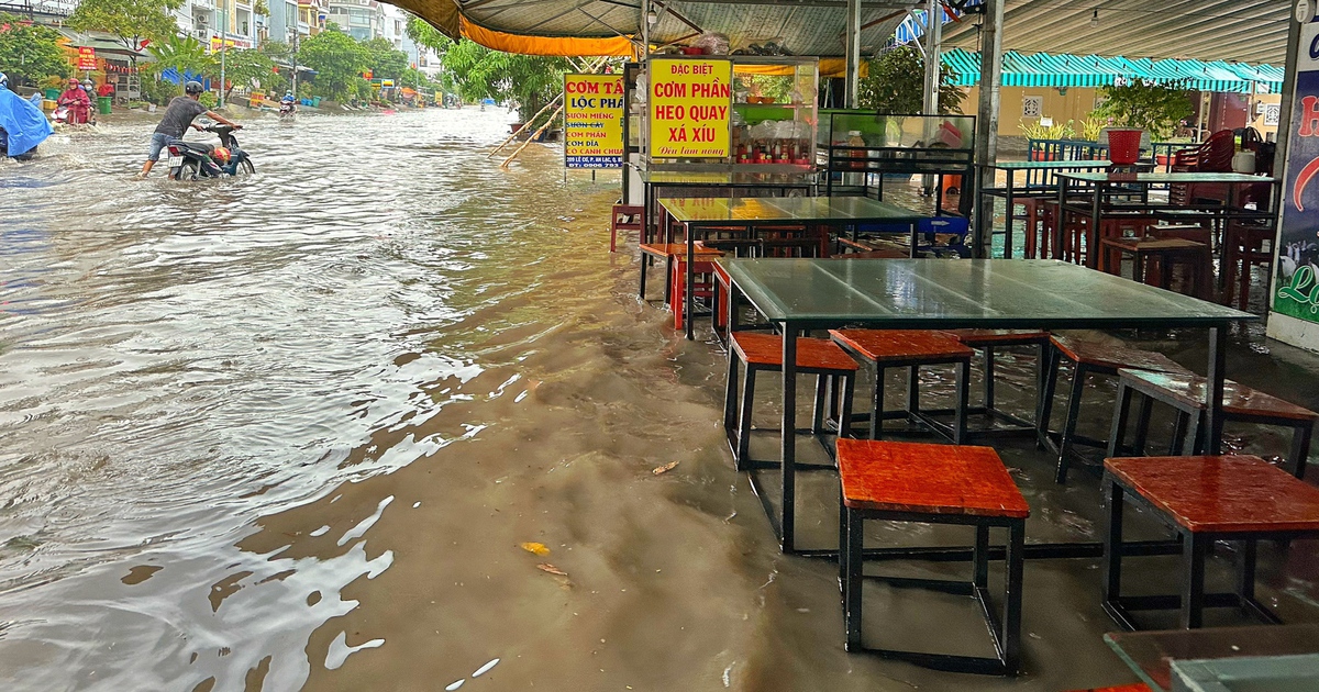 Cám cảnh 'ngập nước là đóng cửa' của nhiều hàng quán ở TP.HCM mùa mưa