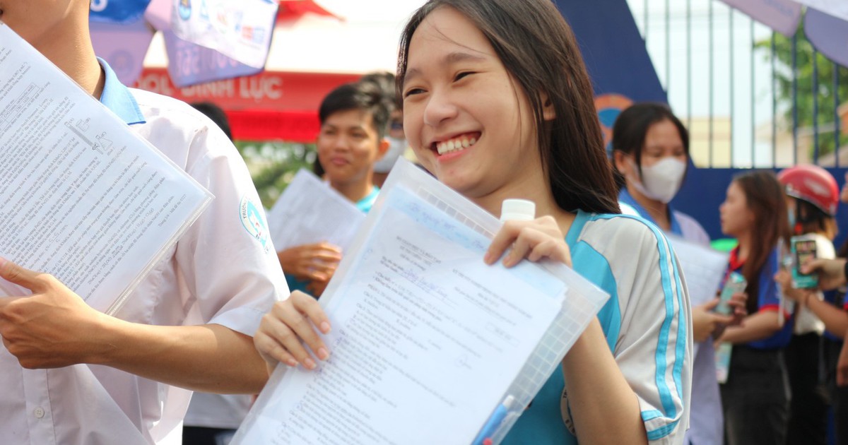 Thí sinh tự tin '10 điểm trong tầm tay', gia đình chuẩn bị poster chúc mừng