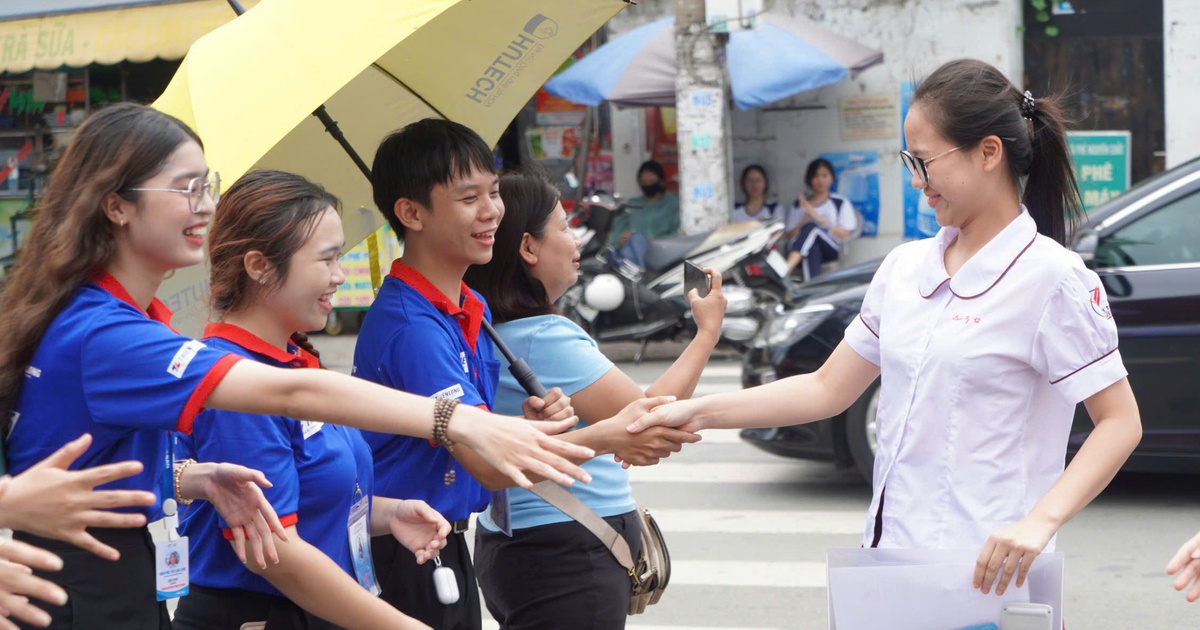 Còn vài ngày bảo vệ khóa luận, tình nguyện viên vẫn nhiệt tình tiếp sức mùa thi