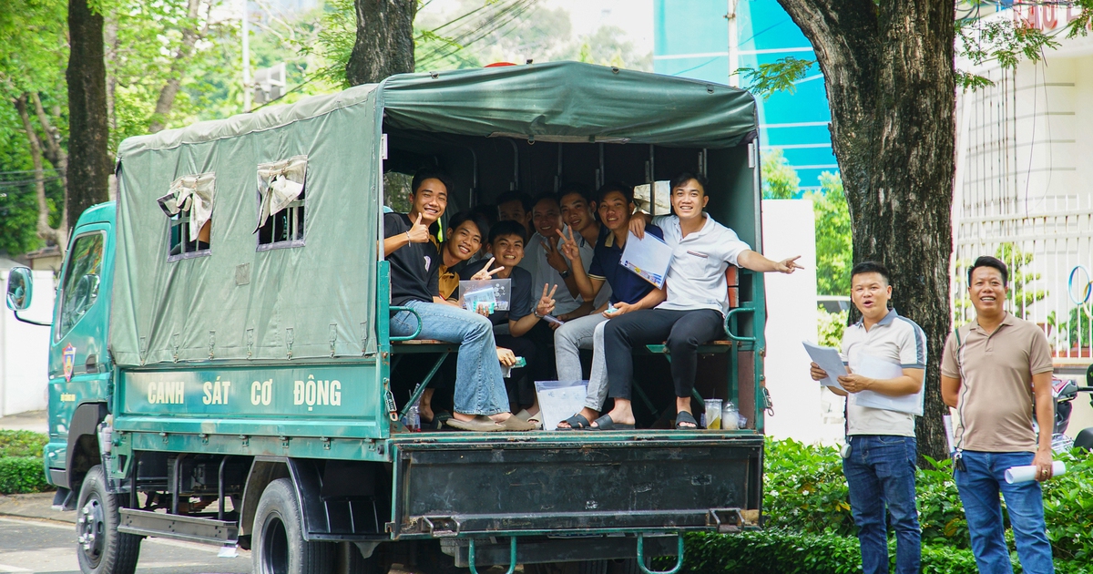 Xe cảnh sát cơ động đưa đón thí sinh đến điểm thi