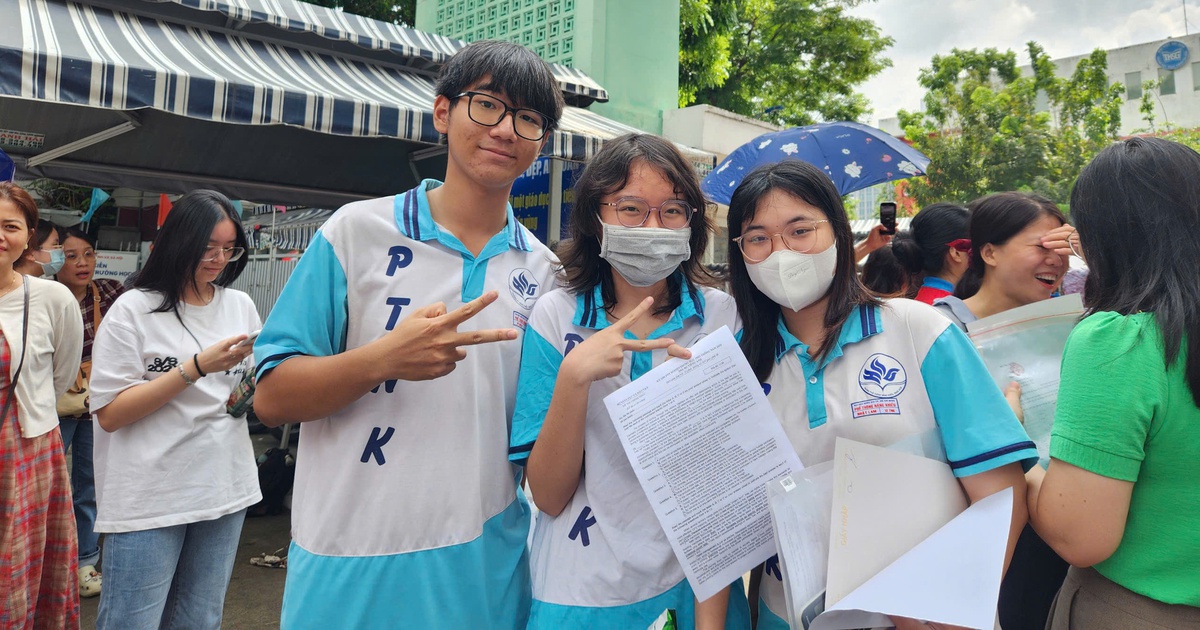 Thí sinh than bài đọc tiếng Anh tốt nghiệp THPT như đề IELTS, 'nhìn hoa mắt'