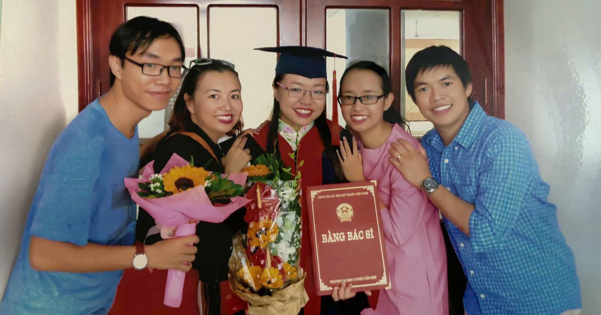 Gia đình có 5 người con: 1 giáo sư, 3 bác sĩ và 1 giám đốc