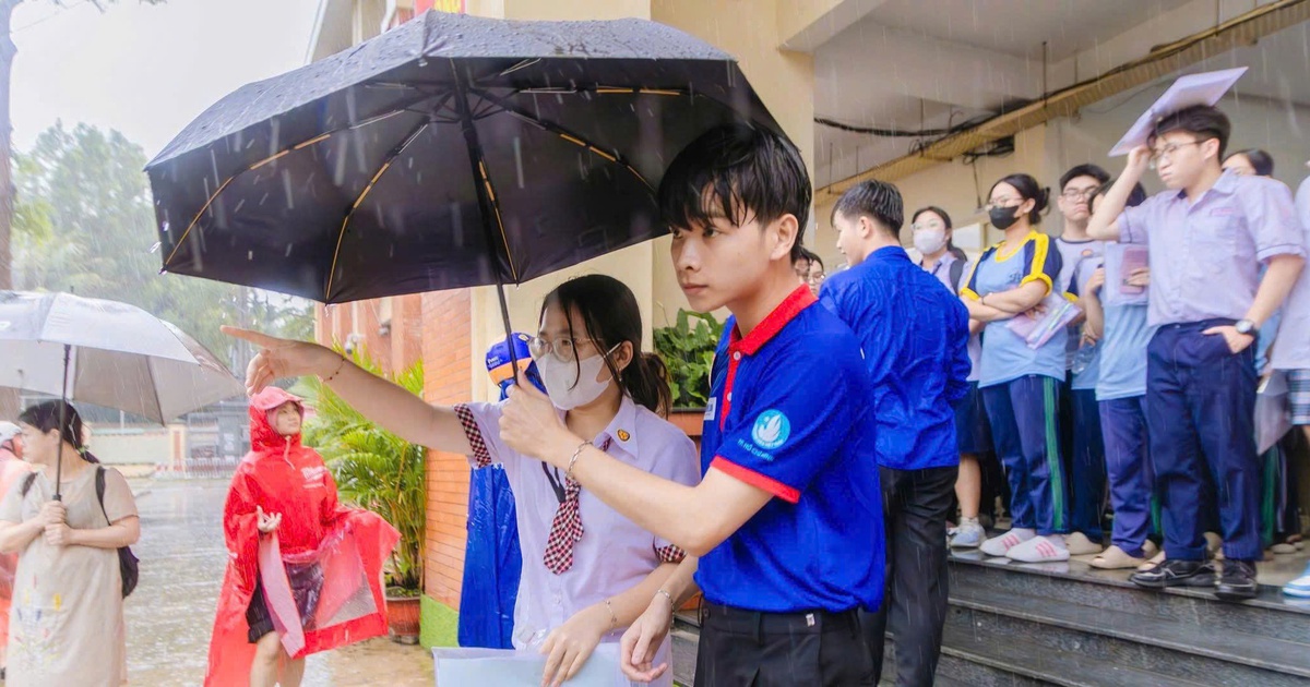 Phụ huynh, thí sinh gửi lời cảm ơn vì tình nguyện viên đã che mưa, nắng