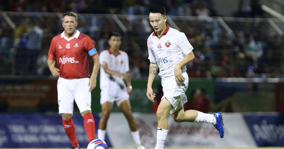 Ca sĩ Hoàng Bách: ‘Không thể ngờ có một ngày, được thi đấu cùng các huyền thoại M.U’