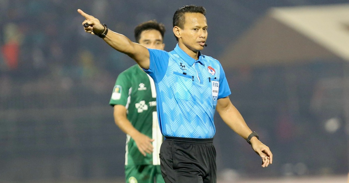 2 trọng tài Malaysia từ play-off ‘chạy sang’ chung kết Cúp quốc gia: Chứng kiến HLV Polking vô địch?