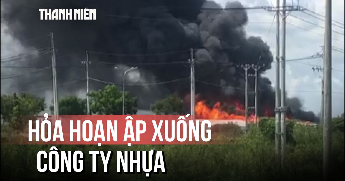 Công ty nhựa cháy dữ dội, xe máy trơ khung